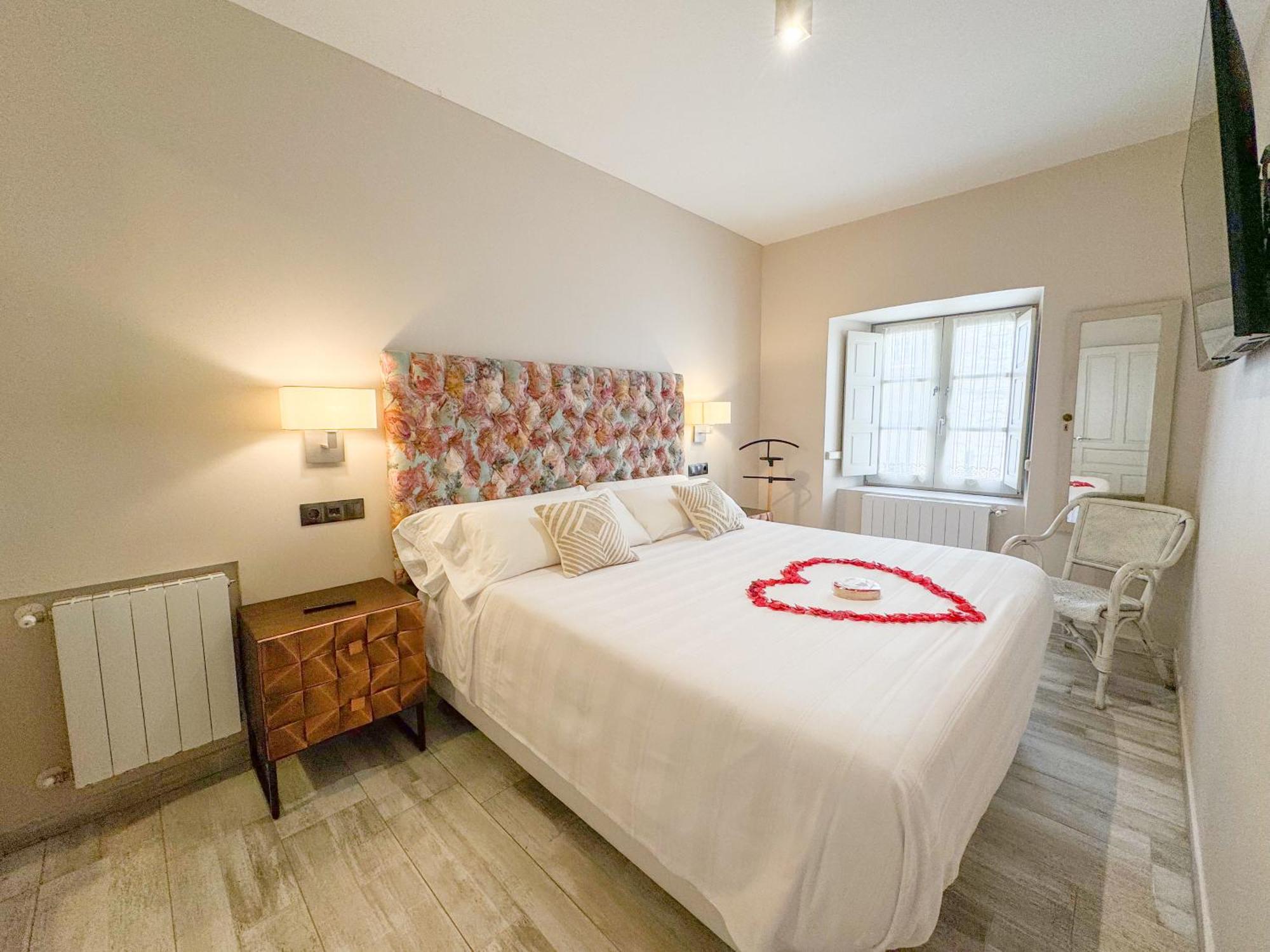 Akla Suites Con Jacuzzi Santillana Santillana del Mar Buitenkant foto
